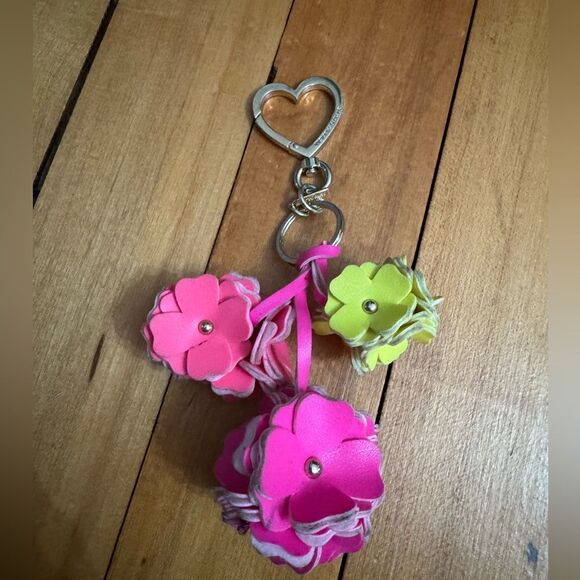 VS Victoria Secret Pink Yellow Floral Keychain Heart Closure - Picture 1 of 5